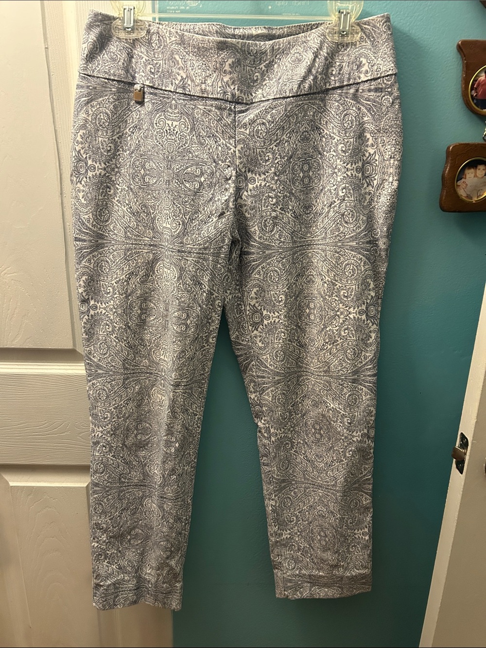 Paisley-Print Cropped Ankle Pants in Gray